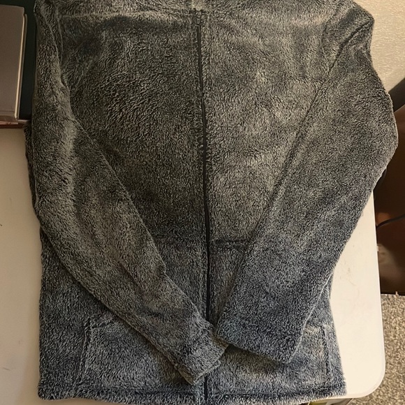 Sweater. Size Lg - Picture 1 of 2